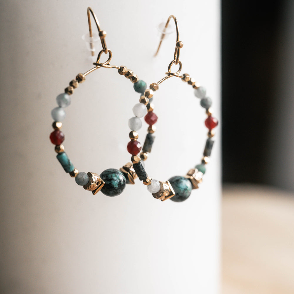 Cali | Boucles d'oreilles en acier inoxydable et pierres naturelles | Turquoise africaine & hématite | Doré