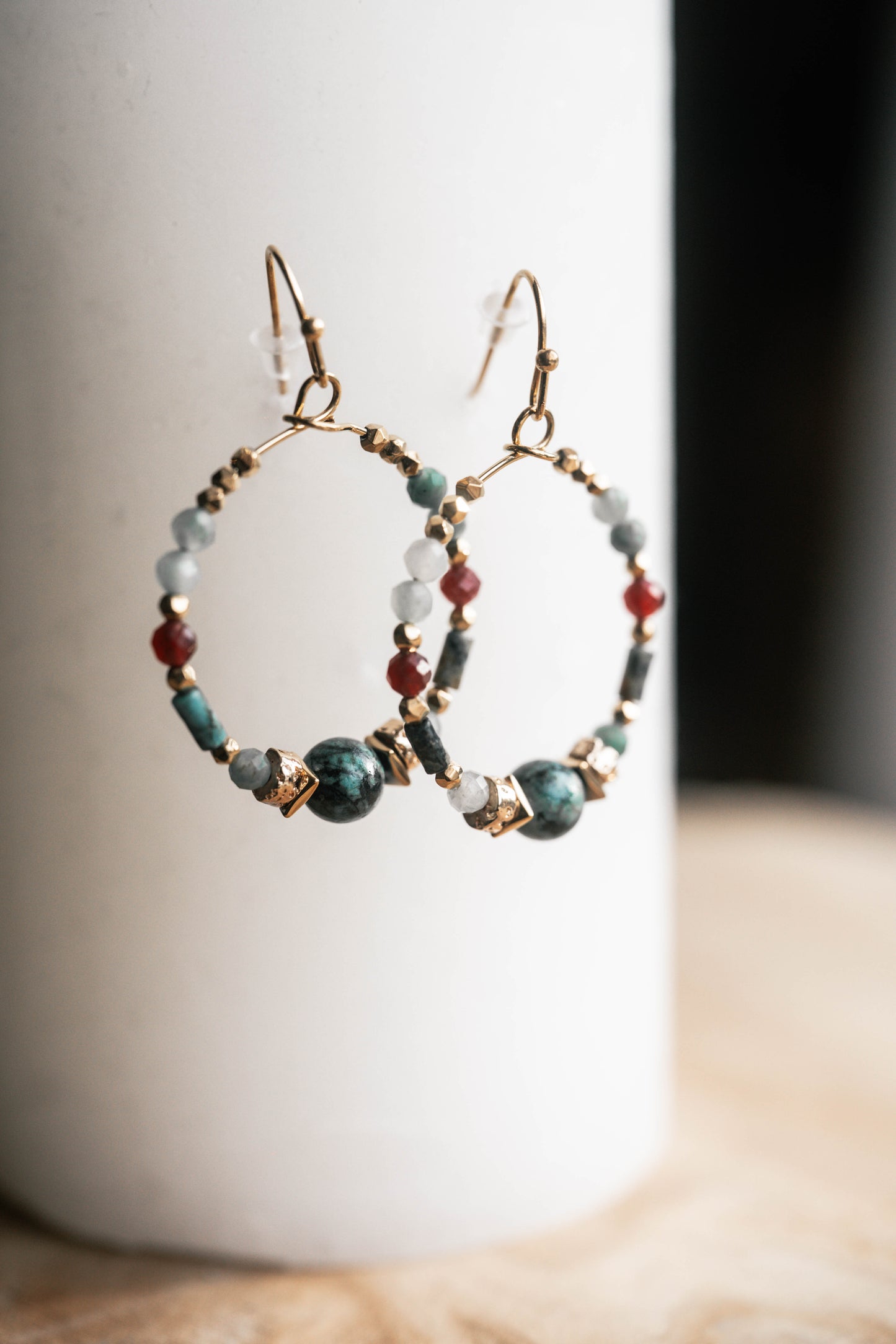 Cali | Boucles d'oreilles en acier inoxydable et pierres naturelles | Turquoise africaine & hématite | Doré