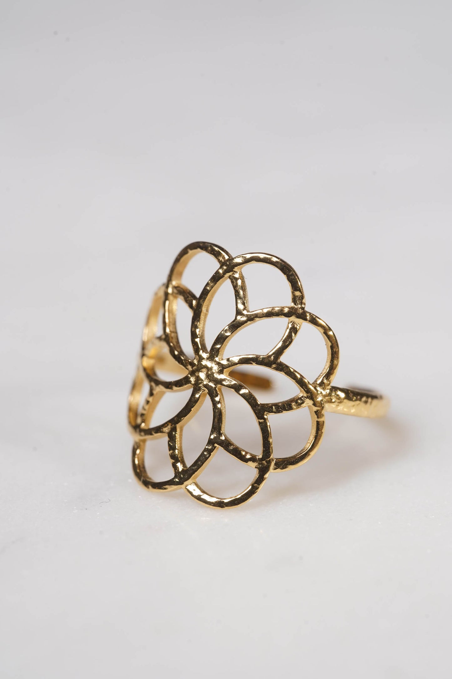 Rio Bague fleur en acier inoxydable Doré – Basalte