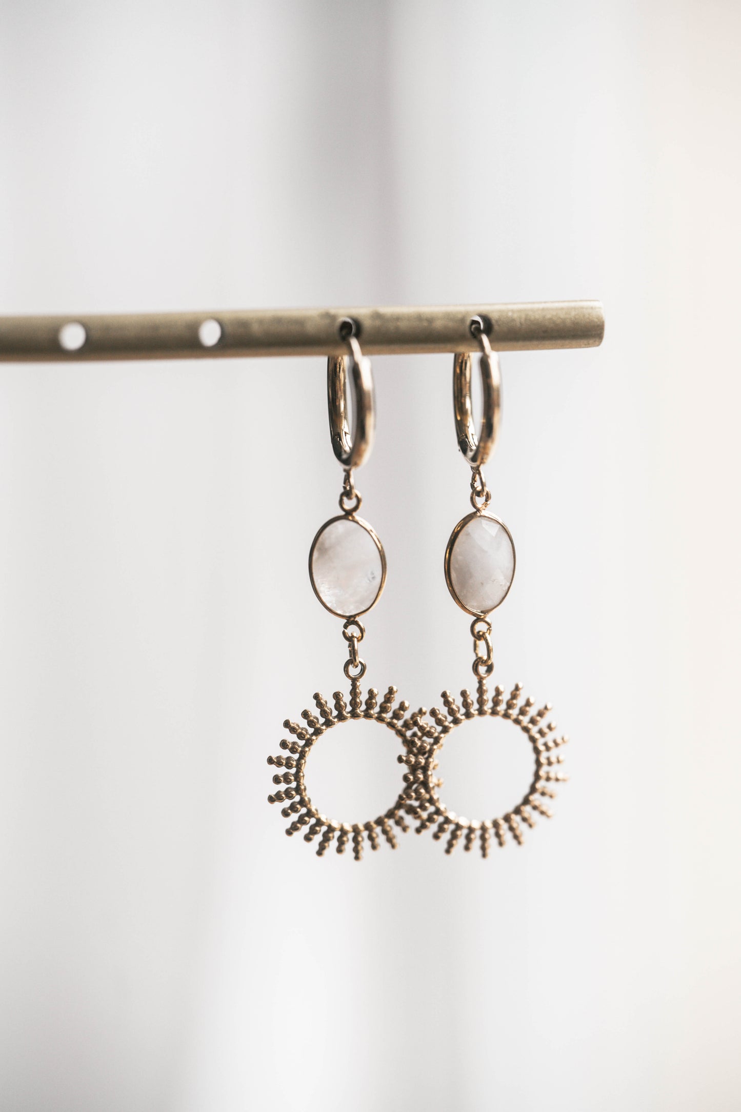 Sintra | Boucles d'oreilles en acier inoxydable et pierres naturelles | Quartz blanc | Doré