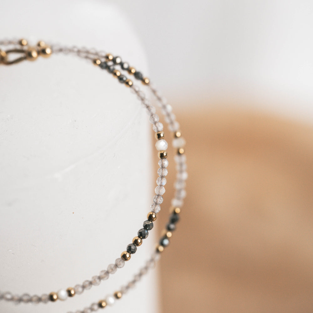 
                      
                        Galway | Bracelet double en acier inoxydable et pierres naturelles | Labradorite & pyrite | Doré
                      
                    