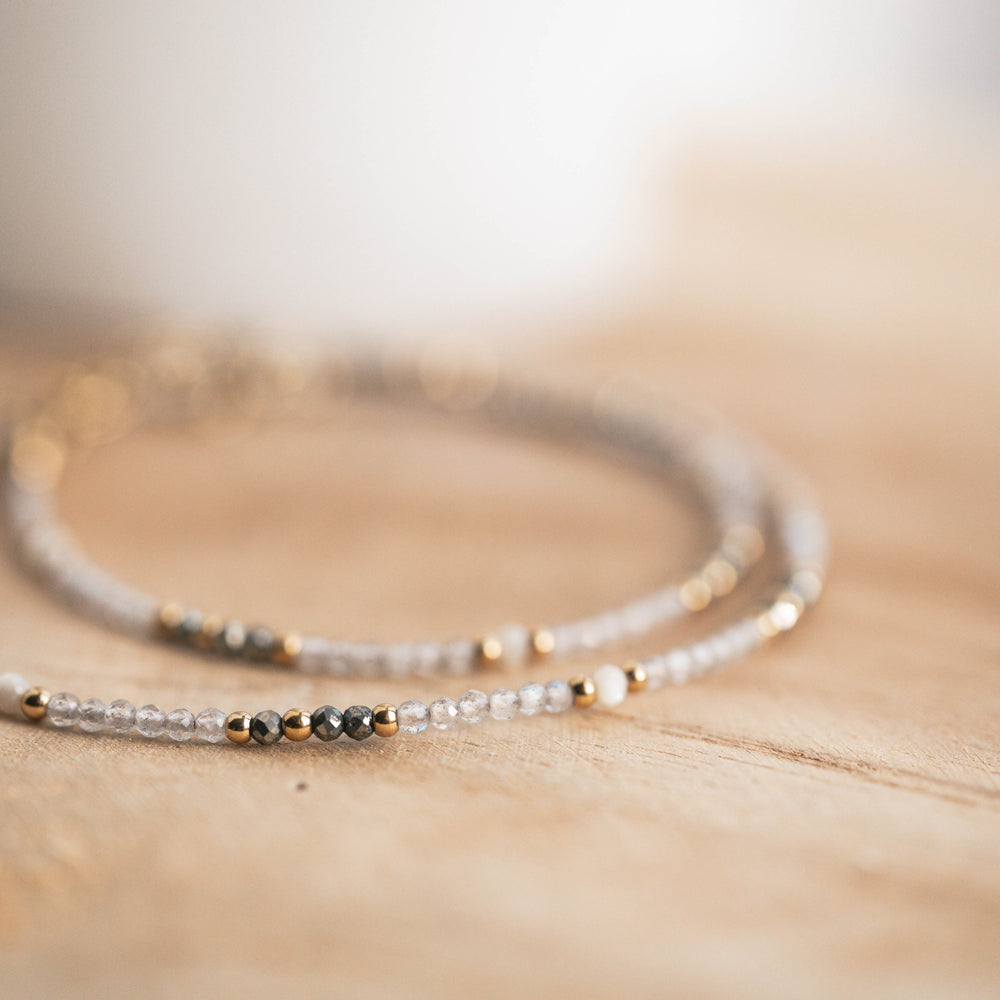 
                      
                        Galway | Bracelet double en acier inoxydable et pierres naturelles | Labradorite & pyrite | Doré
                      
                    