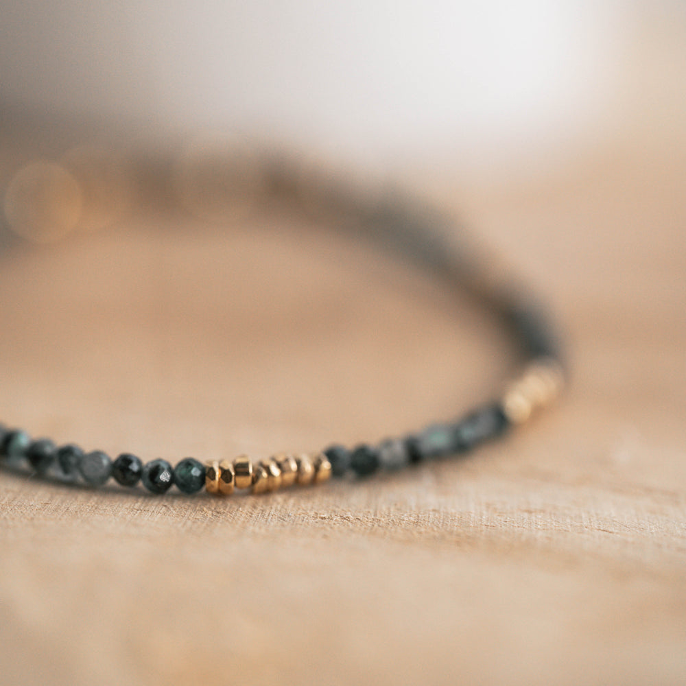 Triana | Bracelet en acier inoxydable et pierres naturelles | Emeraude & hématite | Doré