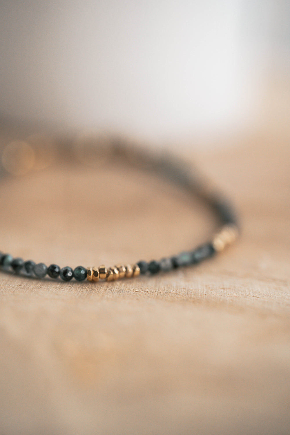 Triana | Bracelet en acier inoxydable et pierres naturelles | Emeraude & hématite | Doré