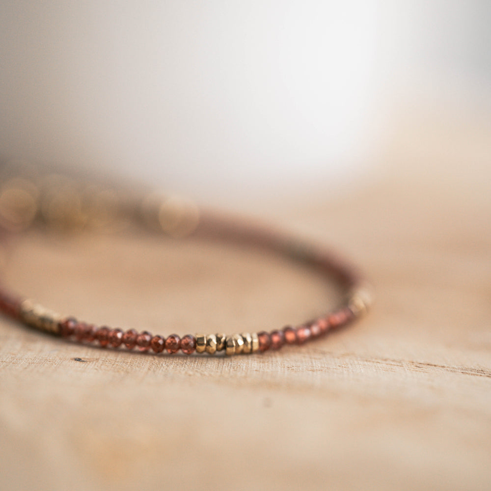Triana | Bracelet en acier inoxydable et pierres naturelles | Grenat & hématite | Doré