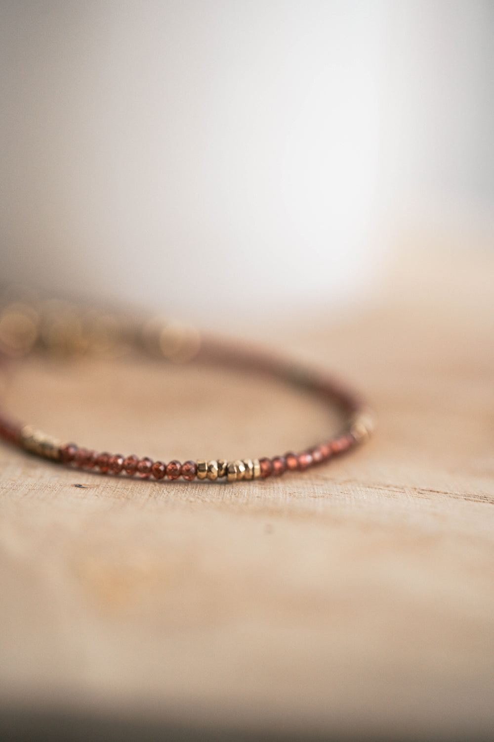 Triana | Bracelet en acier inoxydable et pierres naturelles | Grenat & hématite | Doré