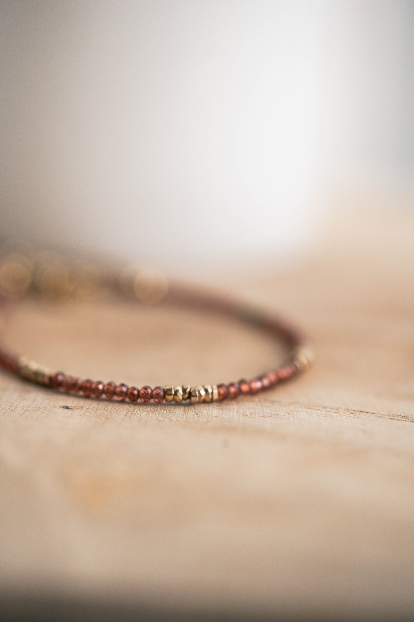 Triana | Bracelet en acier inoxydable et pierres naturelles | Grenat & hématite | Doré