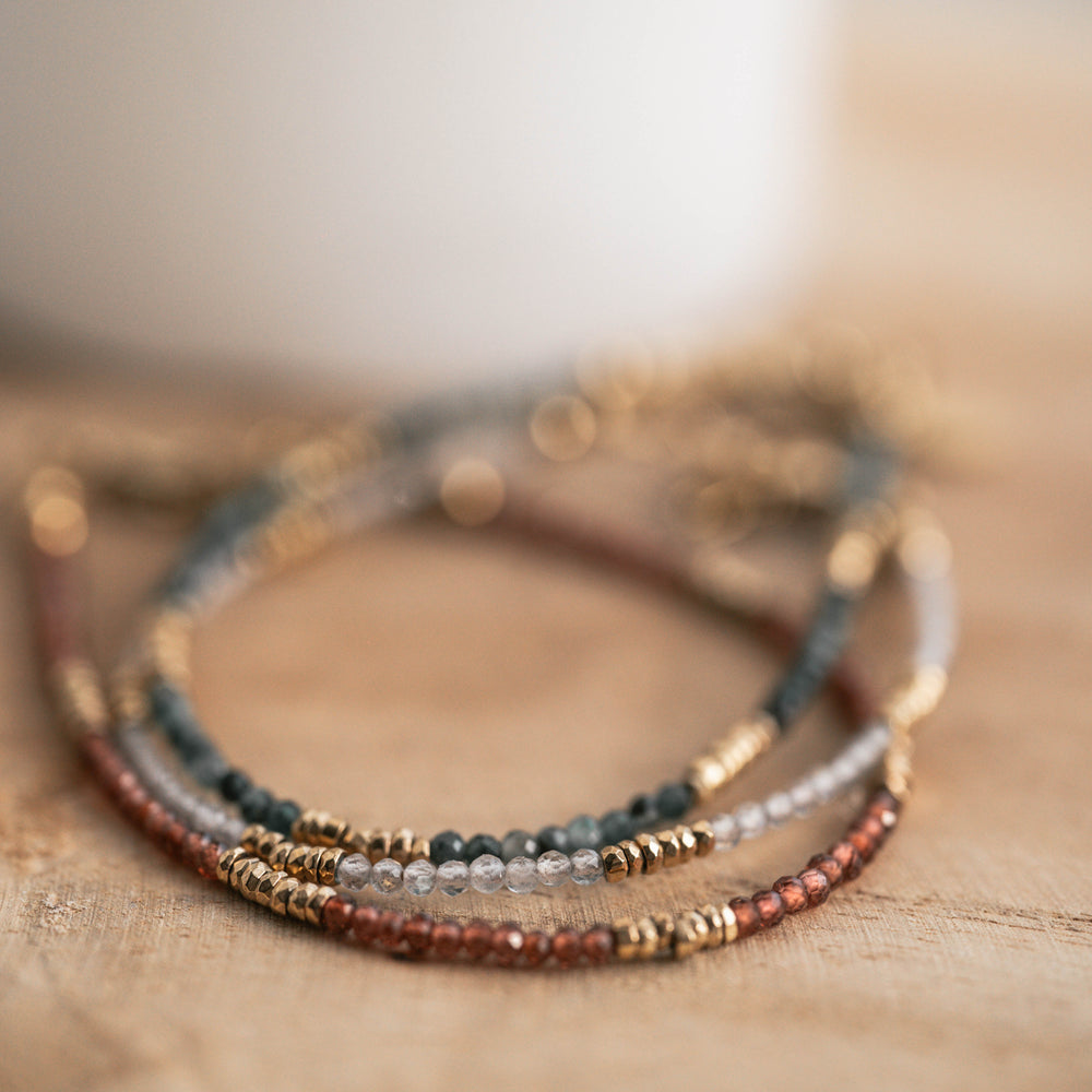 
                      
                        Triana | Bracelet en acier inoxydable et pierres naturelles | Labradorite & hématite
                      
                    