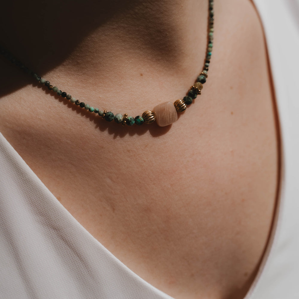 
                      
                        Le Caire | Collier en acier inoxydable et pierres naturelles | Turquoise Africaine | Doré
                      
                    