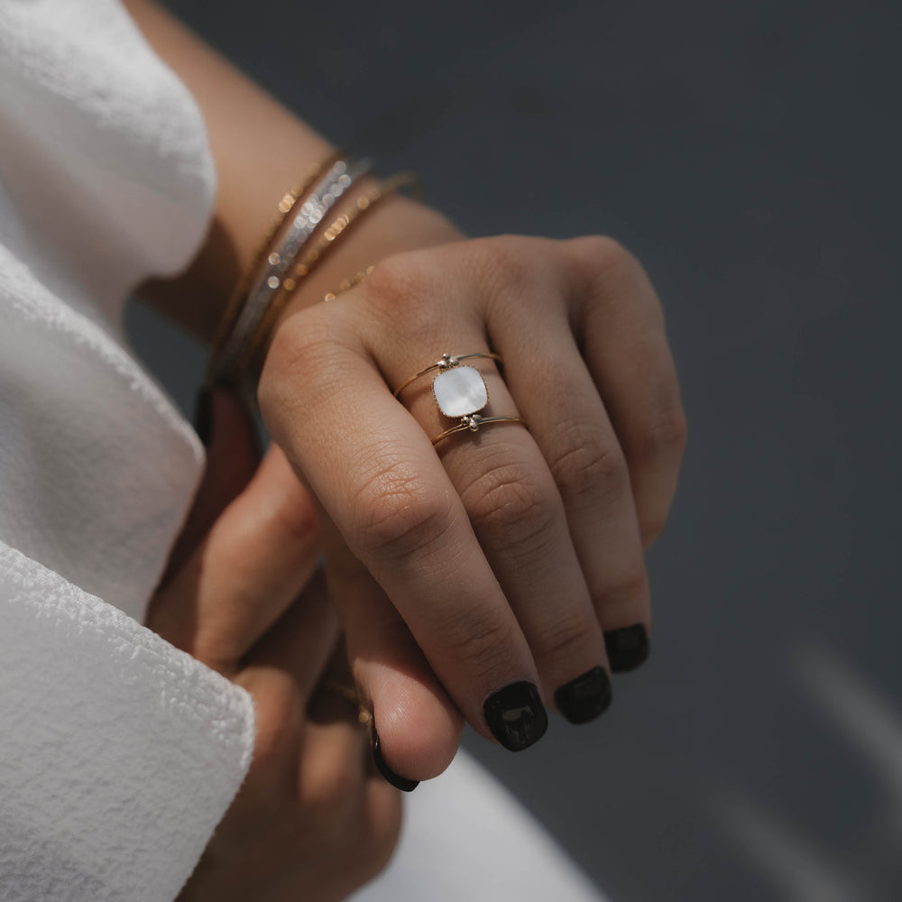 
                      
                        Tahiti | Bague en acier inoxydable et pierre naturelle | Nacre | Doré
                      
                    