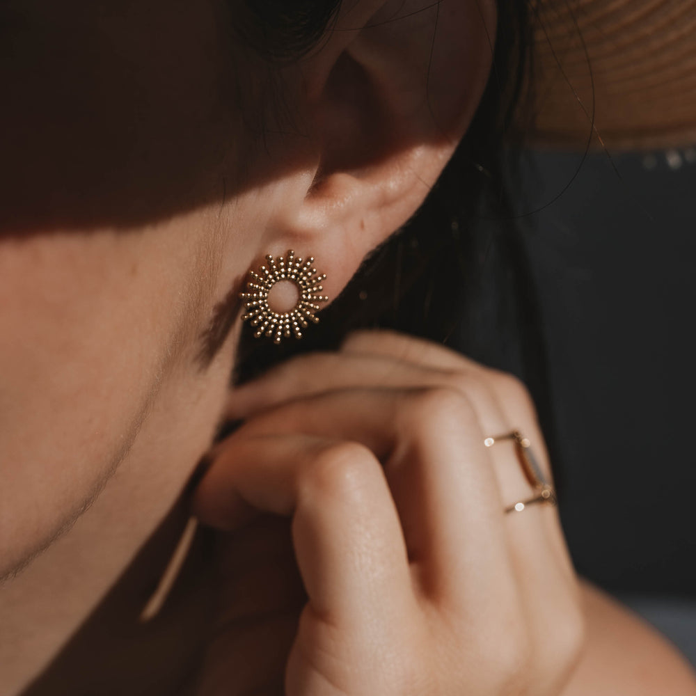 
                      
                        Hélios | Boucles d'oreilles/puces en acier inoxydable | Doré
                      
                    