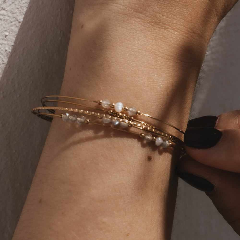 
                      
                        Aléria | Bracelet / Jonc en acier inoxydable et pierres naturelles | Labradorite | Doré
                      
                    