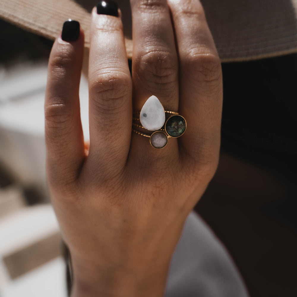 
                      
                        Jaïpur  Bague en acier inoxydable et pierres naturelles | Agate, Turquoise Africaine, Labradorite| Doré
                      
                    