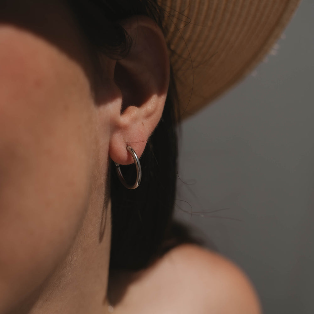 
                      
                        Chicago | Boucles d'oreilles / créoles en acier inoxydable | 2cm | Argenté
                      
                    