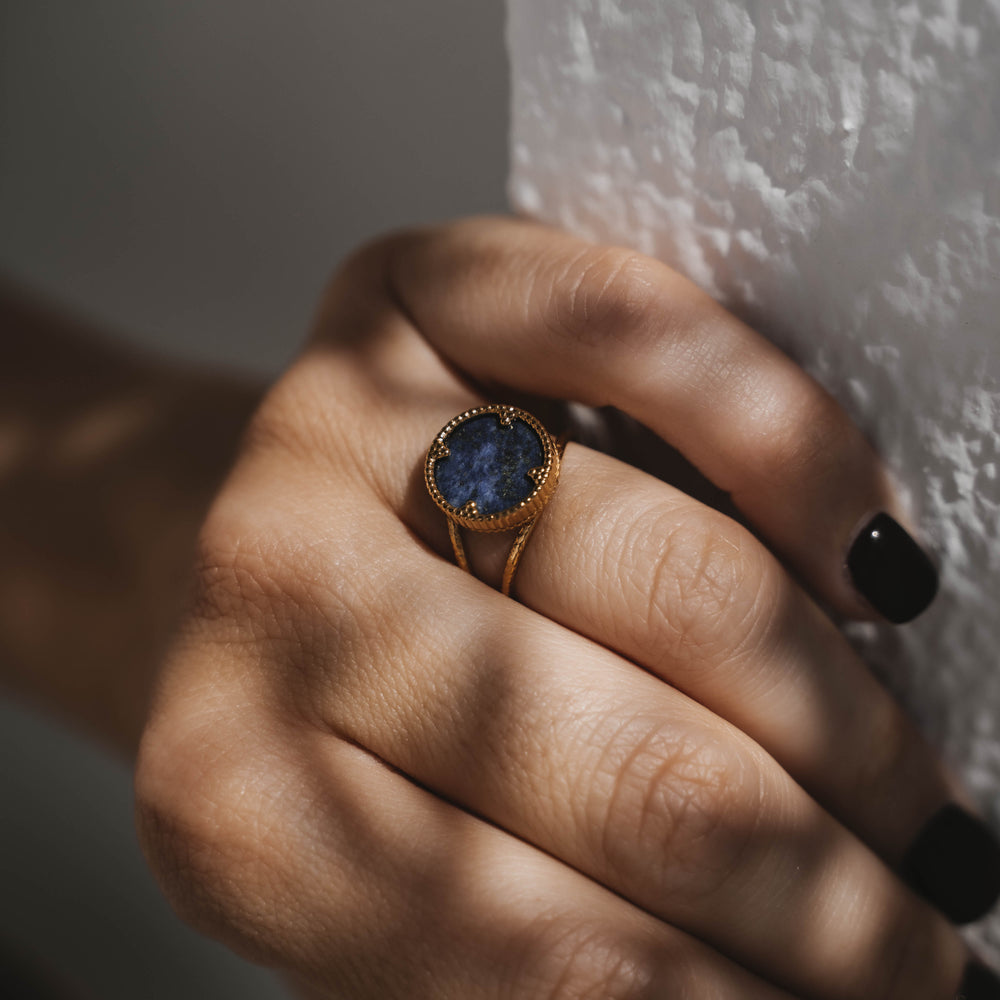 Amadora | Bague en acier inoxydable et pierre naturelle | Lapis lazuli | Doré