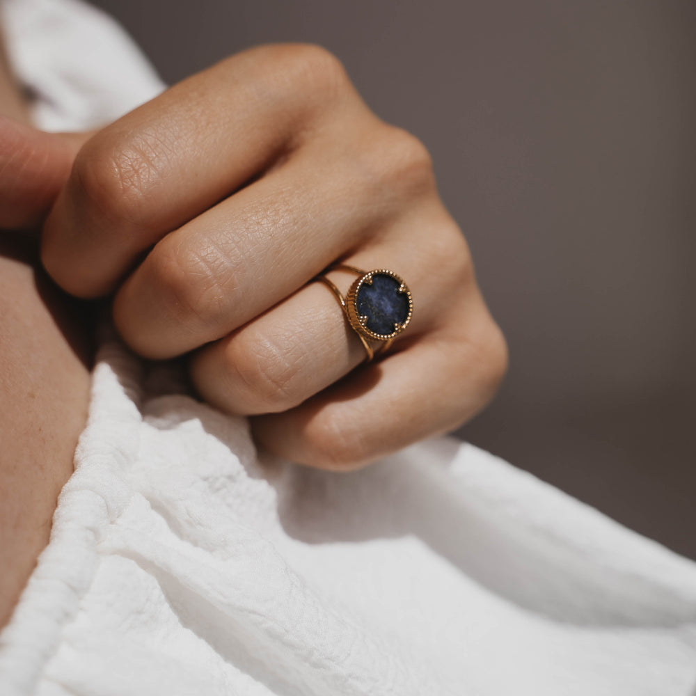 
                      
                        Amadora | Bague en acier inoxydable et pierre naturelle | Lapis lazuli | Doré
                      
                    