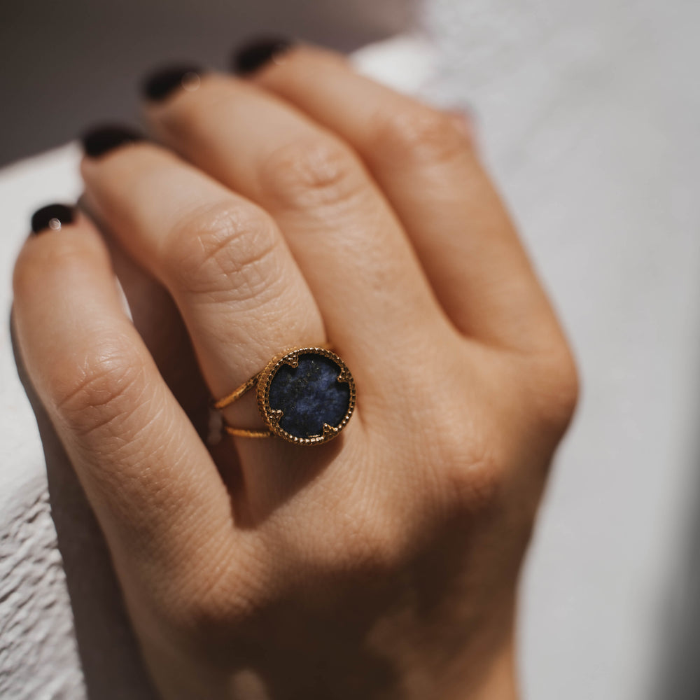 
                      
                        Amadora | Bague en acier inoxydable et pierre naturelle | Lapis lazuli | Doré
                      
                    