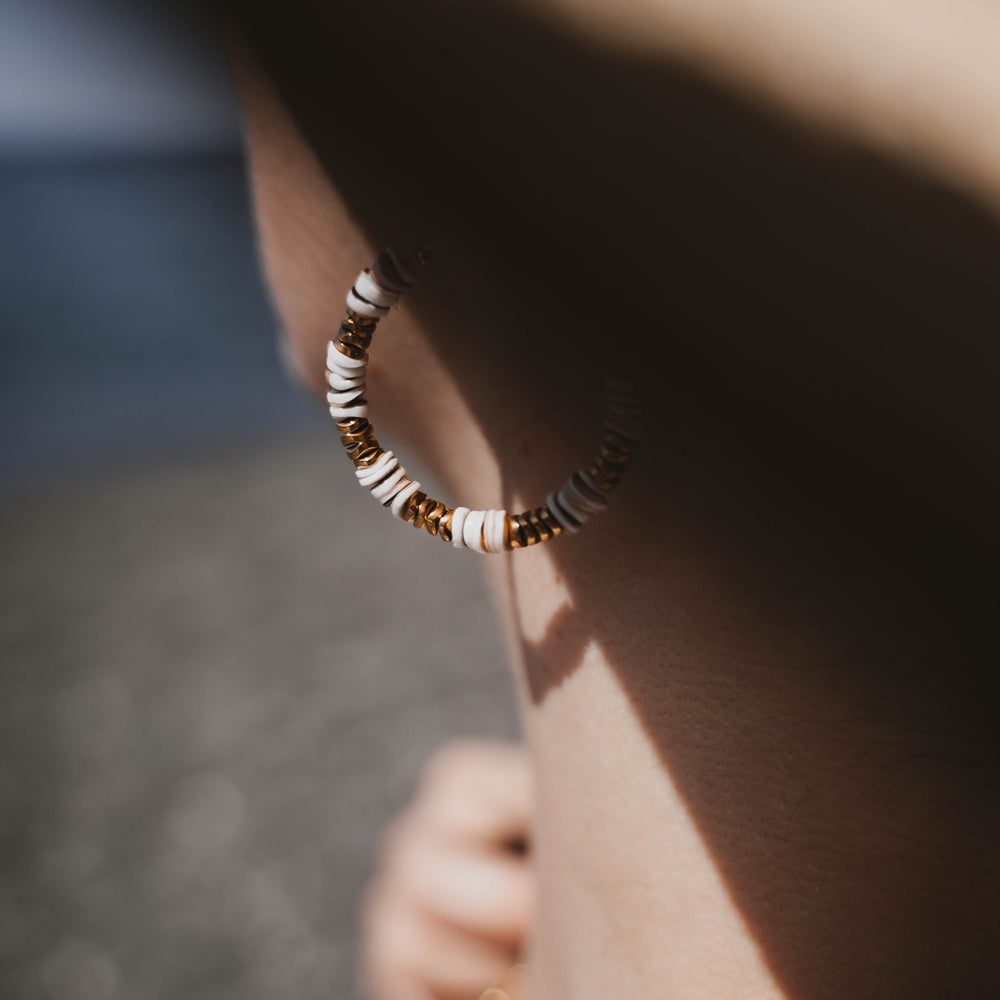 
                      
                        Tossa de Mar | Boucles d'oreilles / créoles en acier inoxydable et pierres naturelles | Coquillage et hématite | Doré
                      
                    