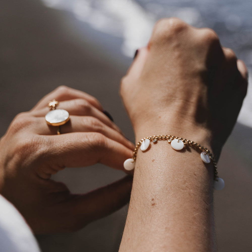 
                      
                        Paros | Bracelet en acier inoxydable et pierres naturelles | Nacre | Doré
                      
                    