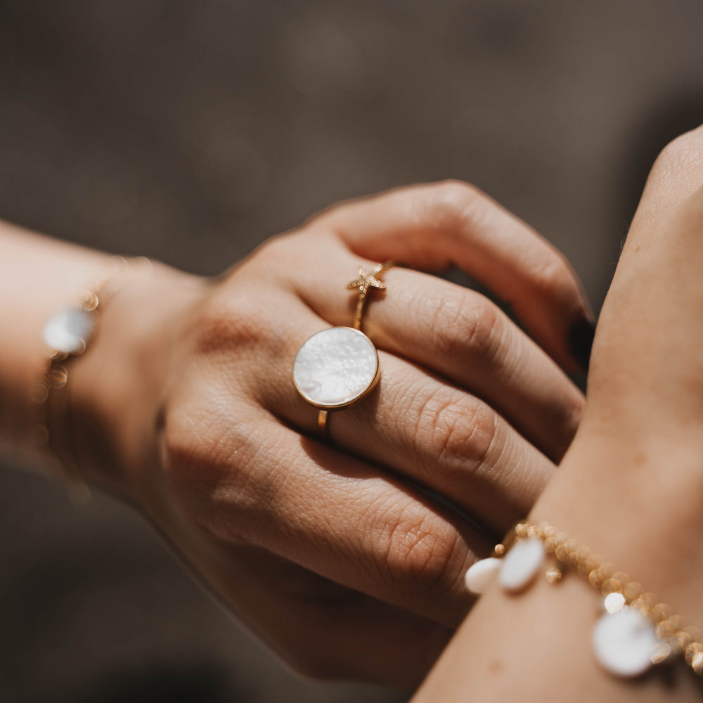 
                      
                        Naples | Bague en acier inoxydable et pierres naturelles | Nacre | Doré
                      
                    