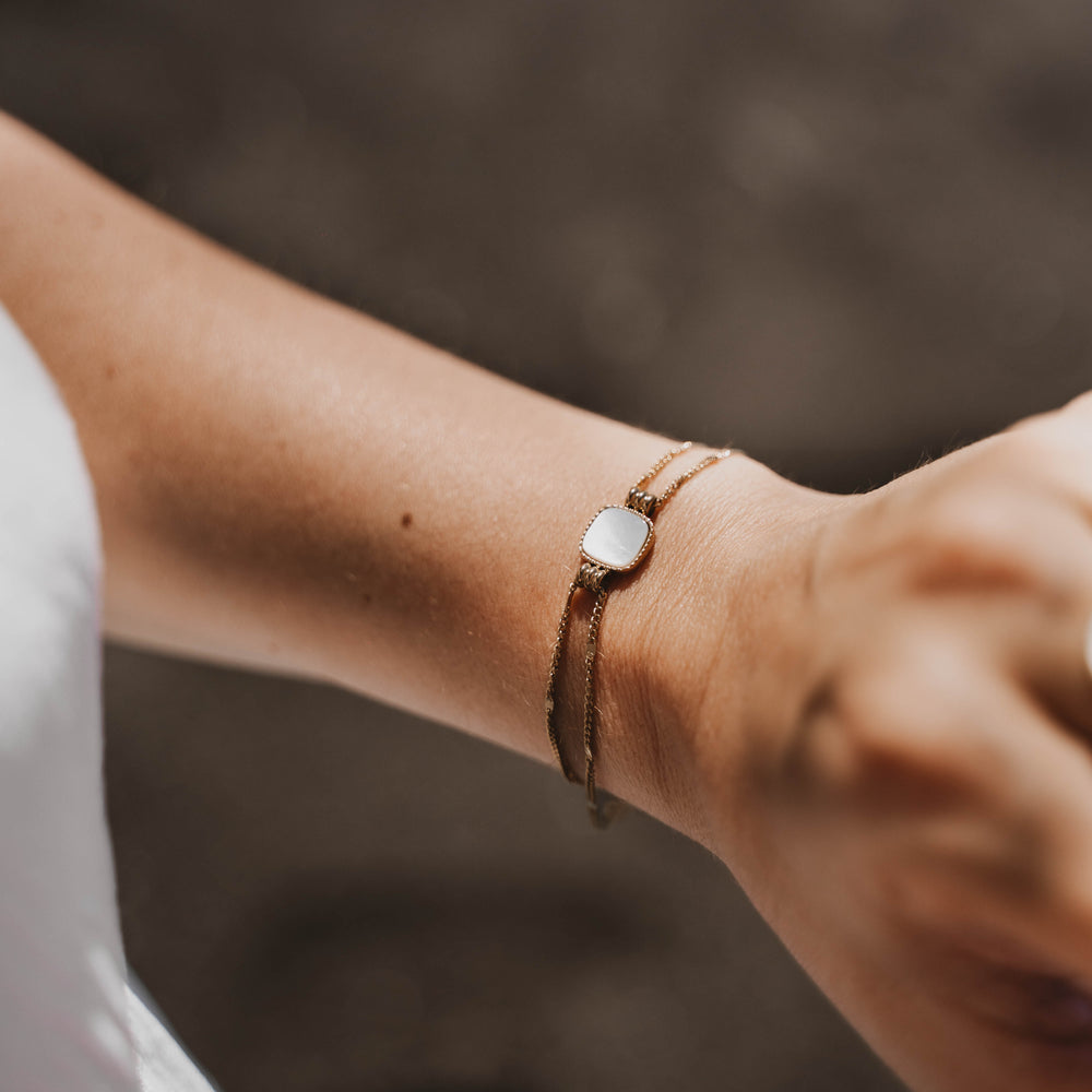 
                      
                        Izmir | Bracelet en acier inoxydable et pierres naturelles | Nacre | Doré
                      
                    