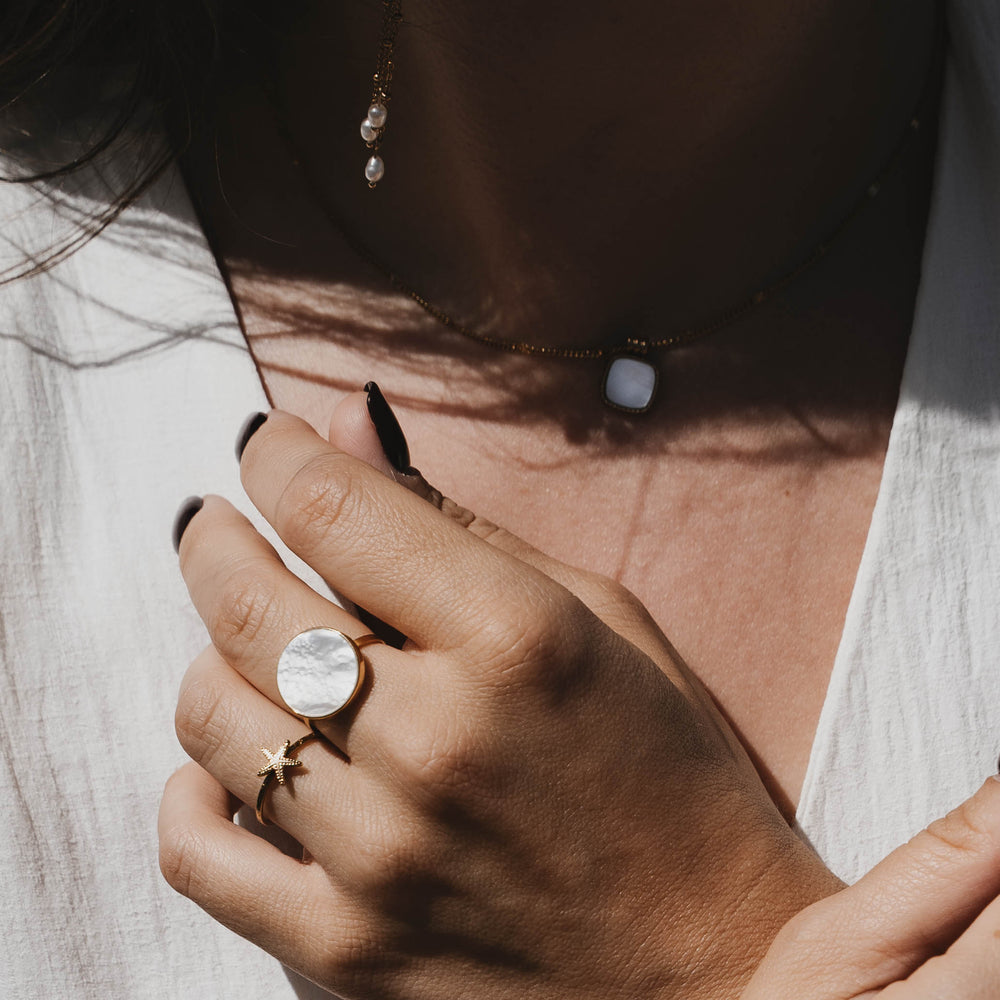 
                      
                        Mykonos | Boucles d'oreilles / Créoles en acier inoxydable et pierres naturelles| Nacre | Doré
                      
                    