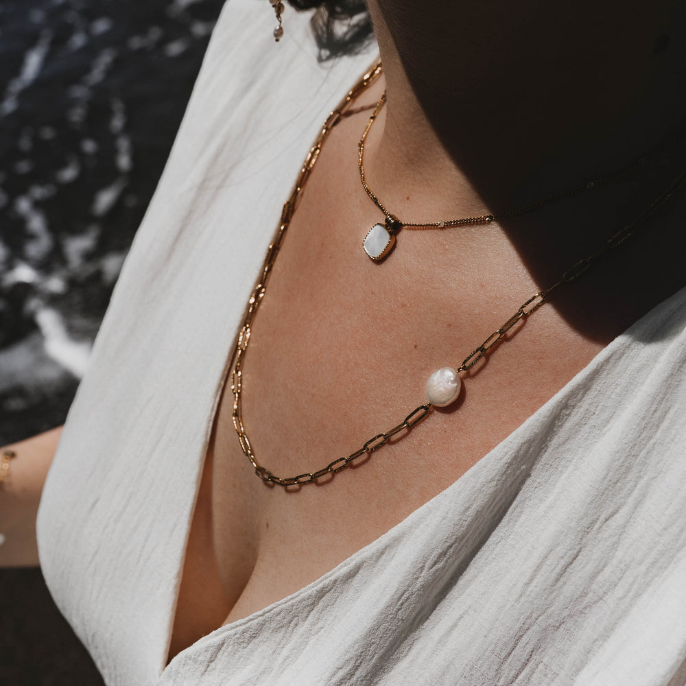 
                      
                        Pompei | Collier en acier inoxydable et pierre naturelle | Perle d'eau douce | Doré
                      
                    
