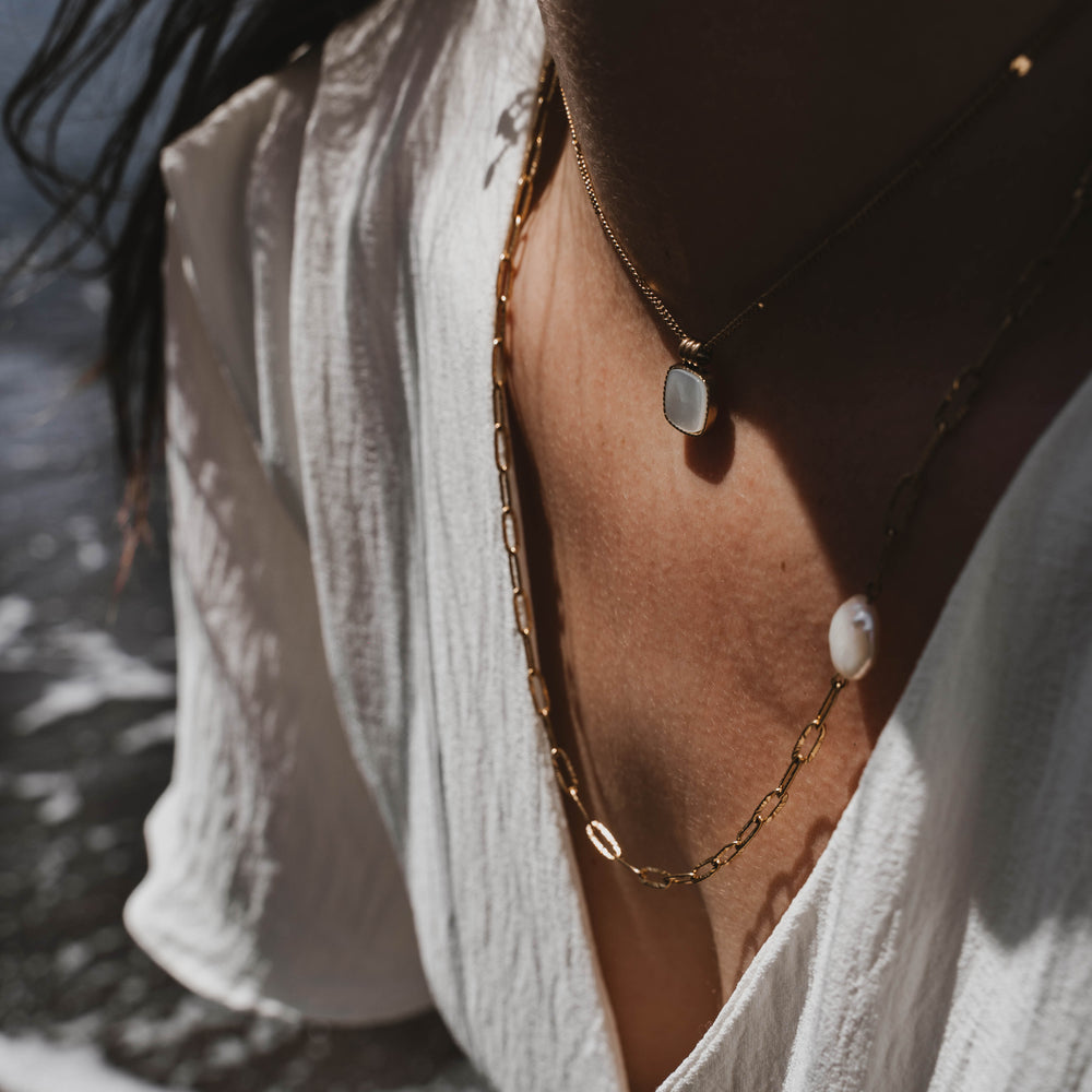 
                      
                        Pompei | Collier en acier inoxydable et pierre naturelle | Perle d'eau douce | Doré
                      
                    