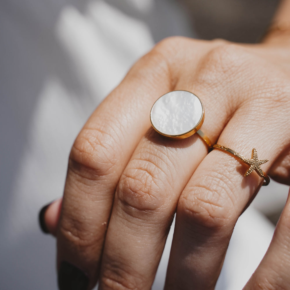 
                      
                        Naples | Bague en acier inoxydable et pierres naturelles | Nacre | Doré
                      
                    