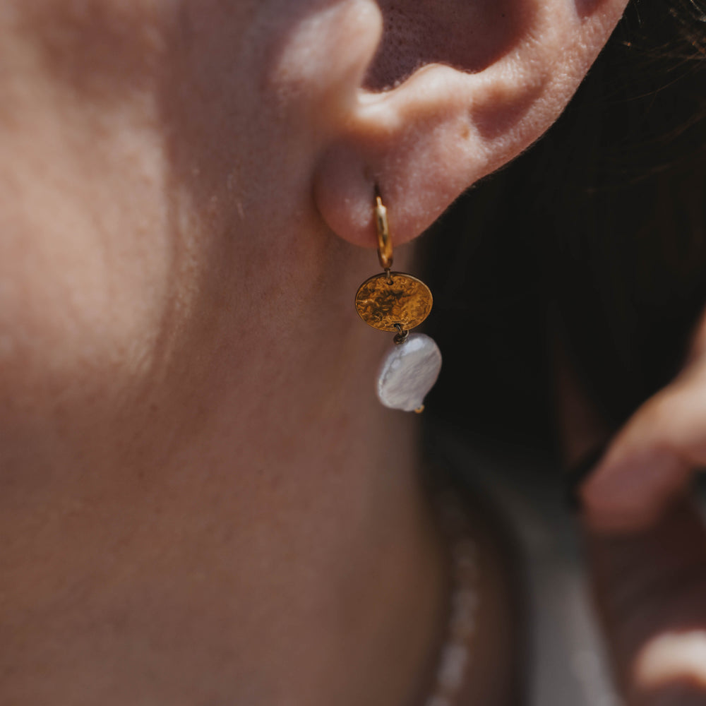 
                      
                        Paros | Boucles d'oreilles en acier inoxydable et pierres naturelles | Perles de culture | Doré
                      
                    