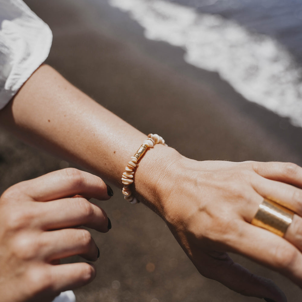 
                      
                        Tacoma | Bracelet en acier inoxydable et pierres naturelles | Coquillage | Doré
                      
                    