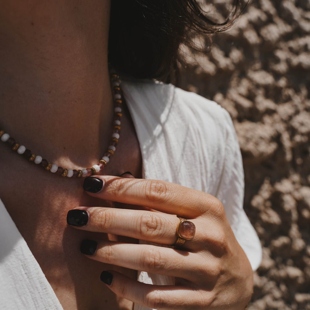 
                      
                        Pampelonne | Collier en acier inoxydable et pierres naturelles | Pierre de lune et quartz fraise | Doré
                      
                    