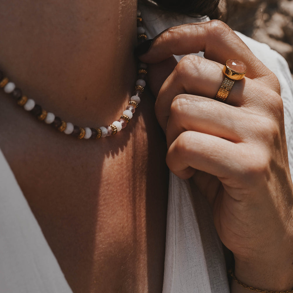 
                      
                        Pampelonne | Collier en acier inoxydable et pierres naturelles | Pierre de lune et quartz fraise | Doré
                      
                    