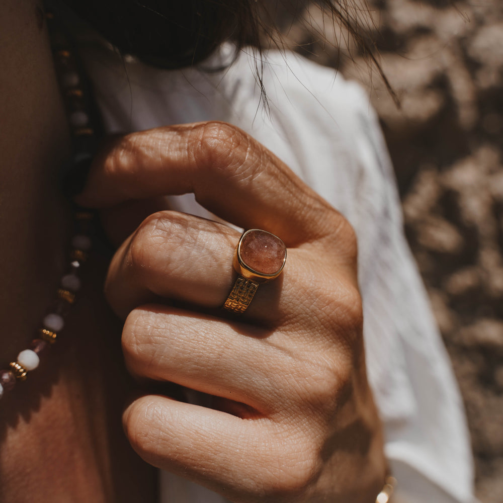 
                      
                        La Paz | Bague en acier inoxydable et pierres naturelles | Quartz Rose | Doré
                      
                    