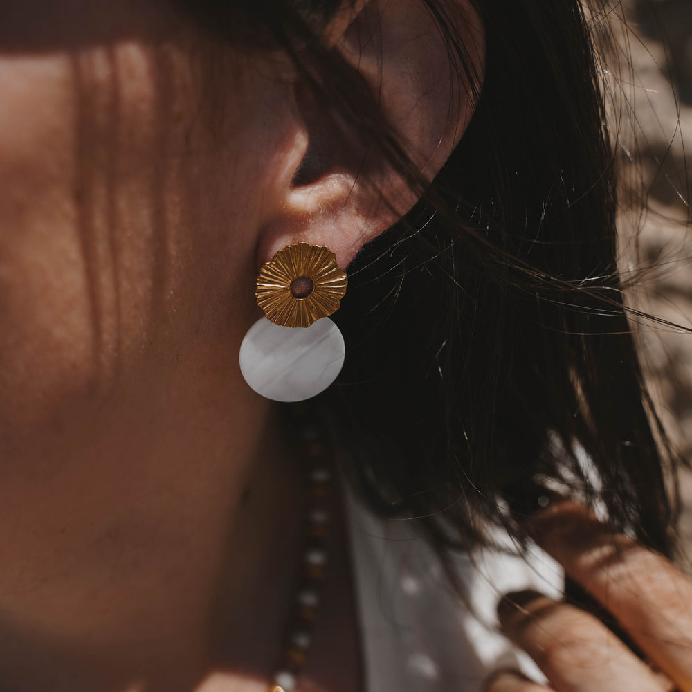 Mirissa | Boucles d'oreilles en acier inoxydable et pierre naturelle | Nacre | Doré
