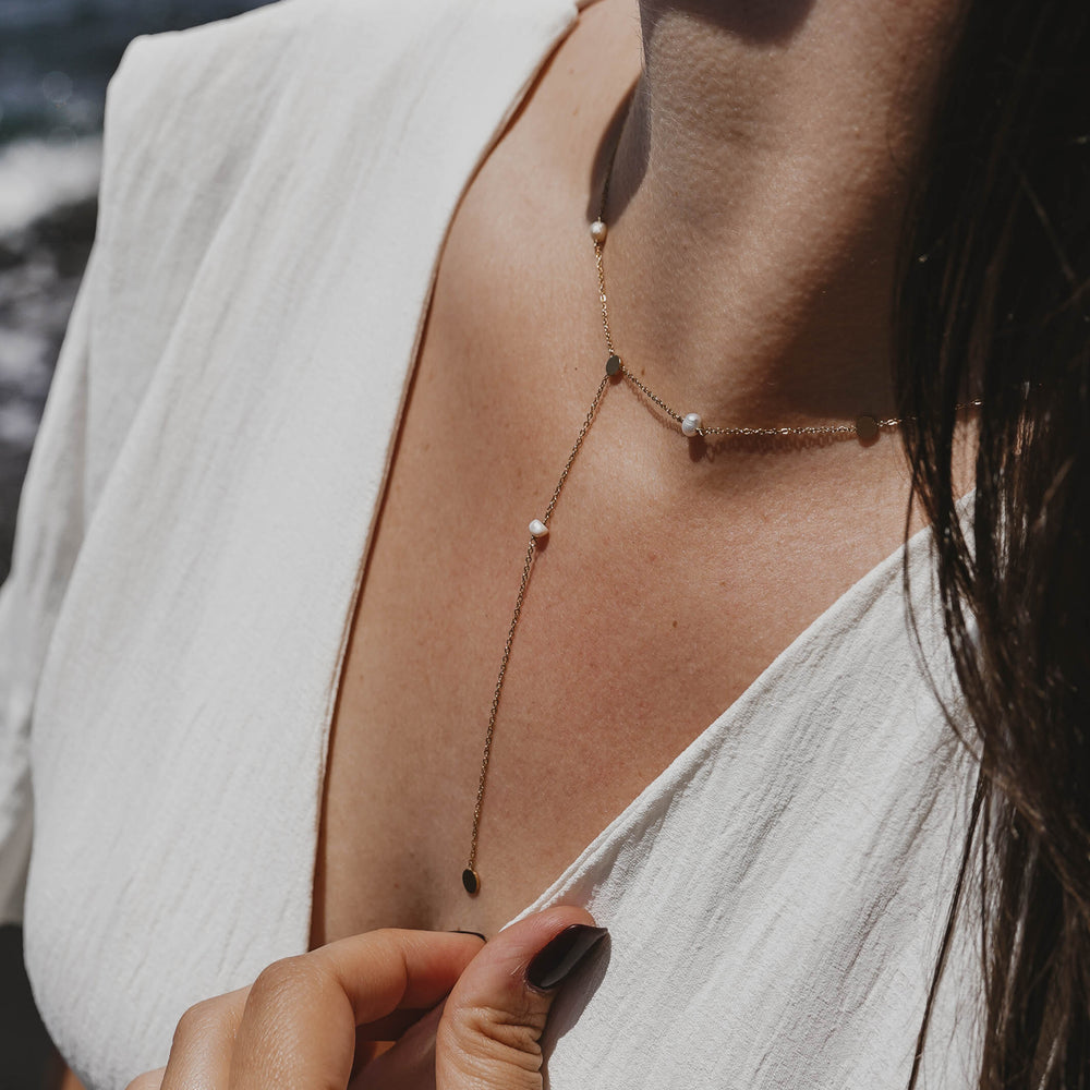 
                      
                        San Juan | Collier Y en acier inoxydable et pierres naturelles | Perles d'eau douce | Doré
                      
                    