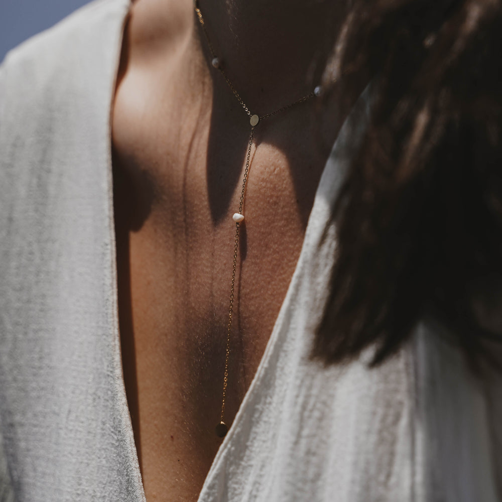 
                      
                        San Juan | Collier Y en acier inoxydable et pierres naturelles | Perles d'eau douce | Doré
                      
                    
