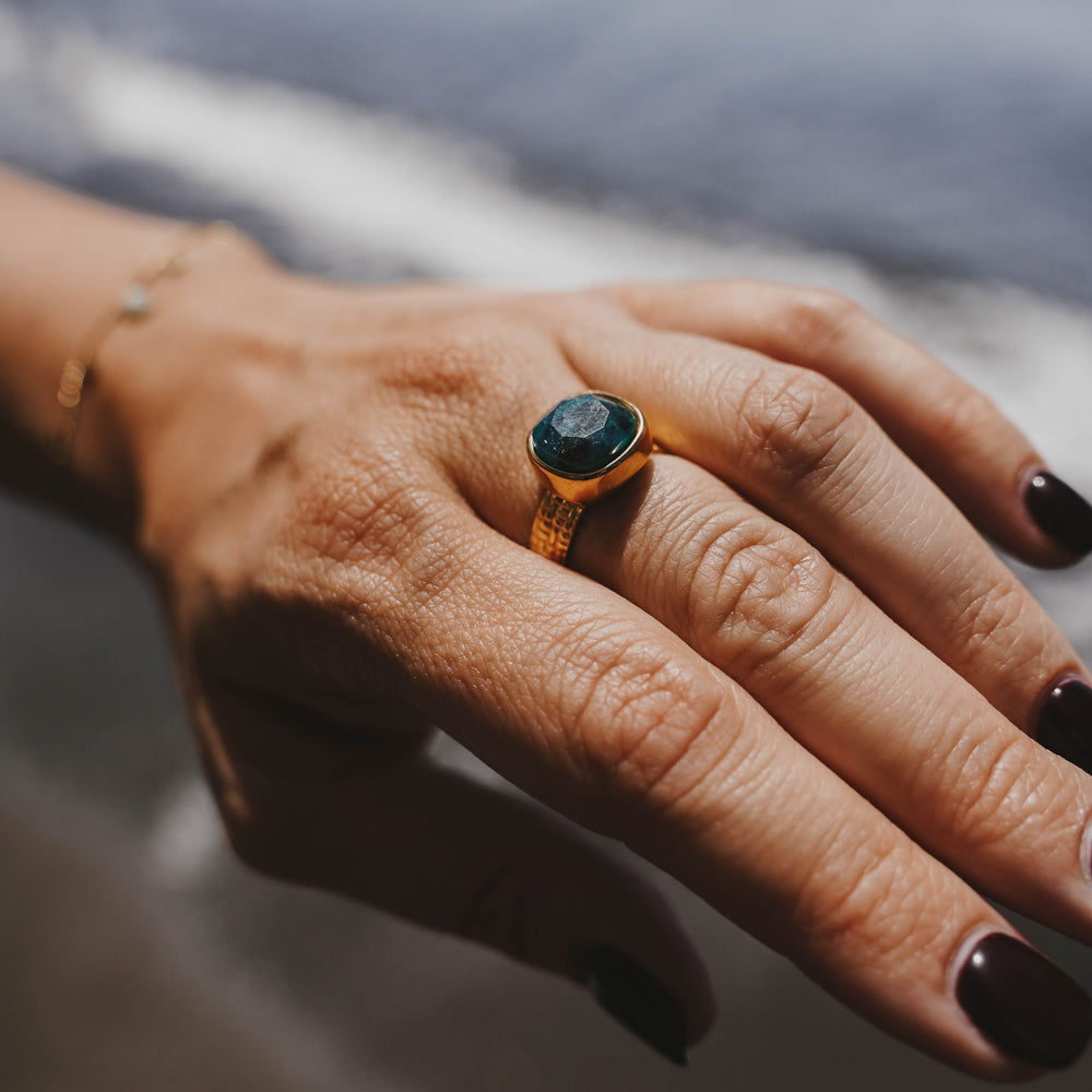
                      
                        La Paz | Bague en acier inoxydable et pierres naturelles | Apatite | Doré
                      
                    