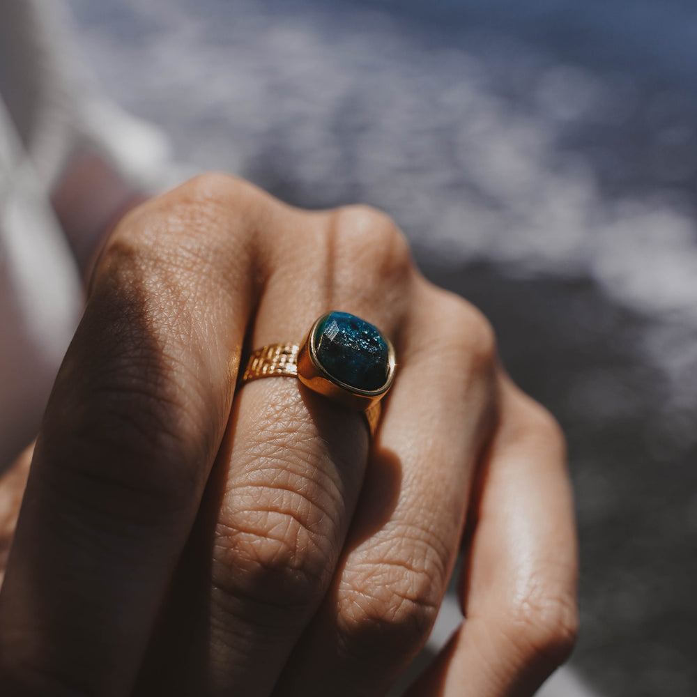 
                      
                        La Paz | Bague en acier inoxydable et pierres naturelles | Apatite | Doré
                      
                    
