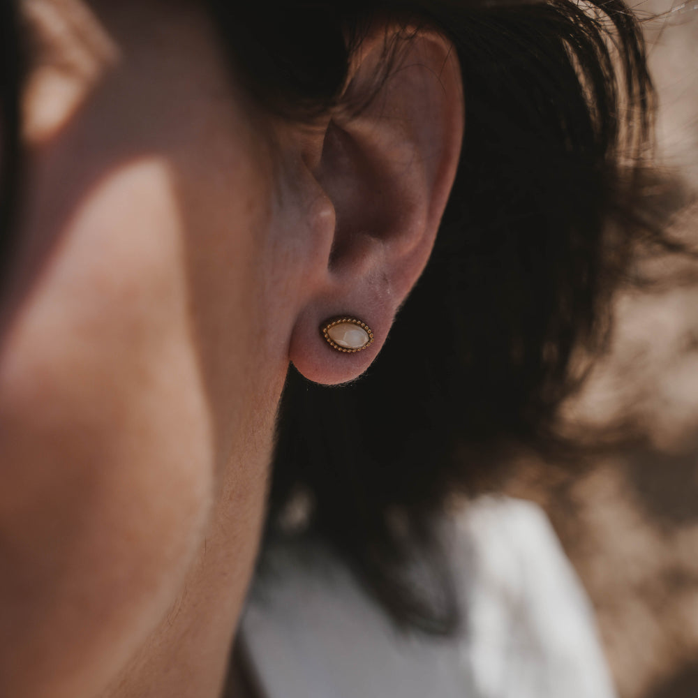 Antalaya | Boucles d'oreilles / puces en acier inoxydable et pierres naturelles | Nacre | Doré