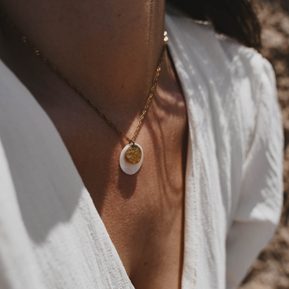 
                      
                        Les Sables | Collier en acier inoxydable et pierre naturelle | Nacre | Doré
                      
                    