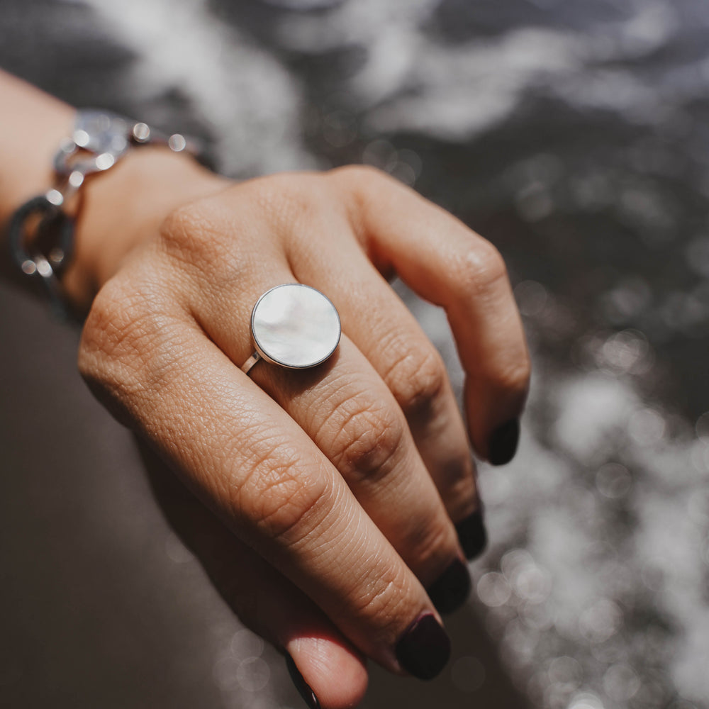 
                      
                        Naples | Bague en acier inoxydable et pierres naturelles | Nacre | Argenté
                      
                    