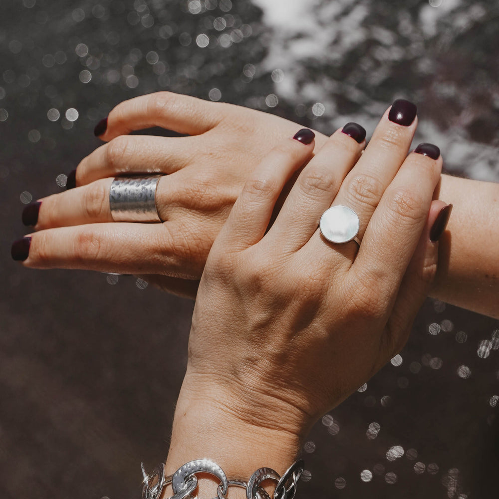 
                      
                        Naples | Bague en acier inoxydable et pierres naturelles | Nacre | Argenté
                      
                    