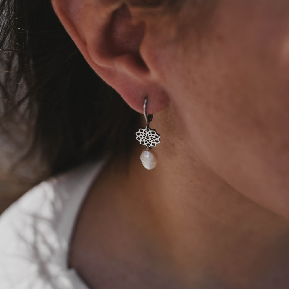 Cinq Terre | Boucles d'oreilles en acier inoxydable et pierres naturelles | Perles d'eau douce | Argenté