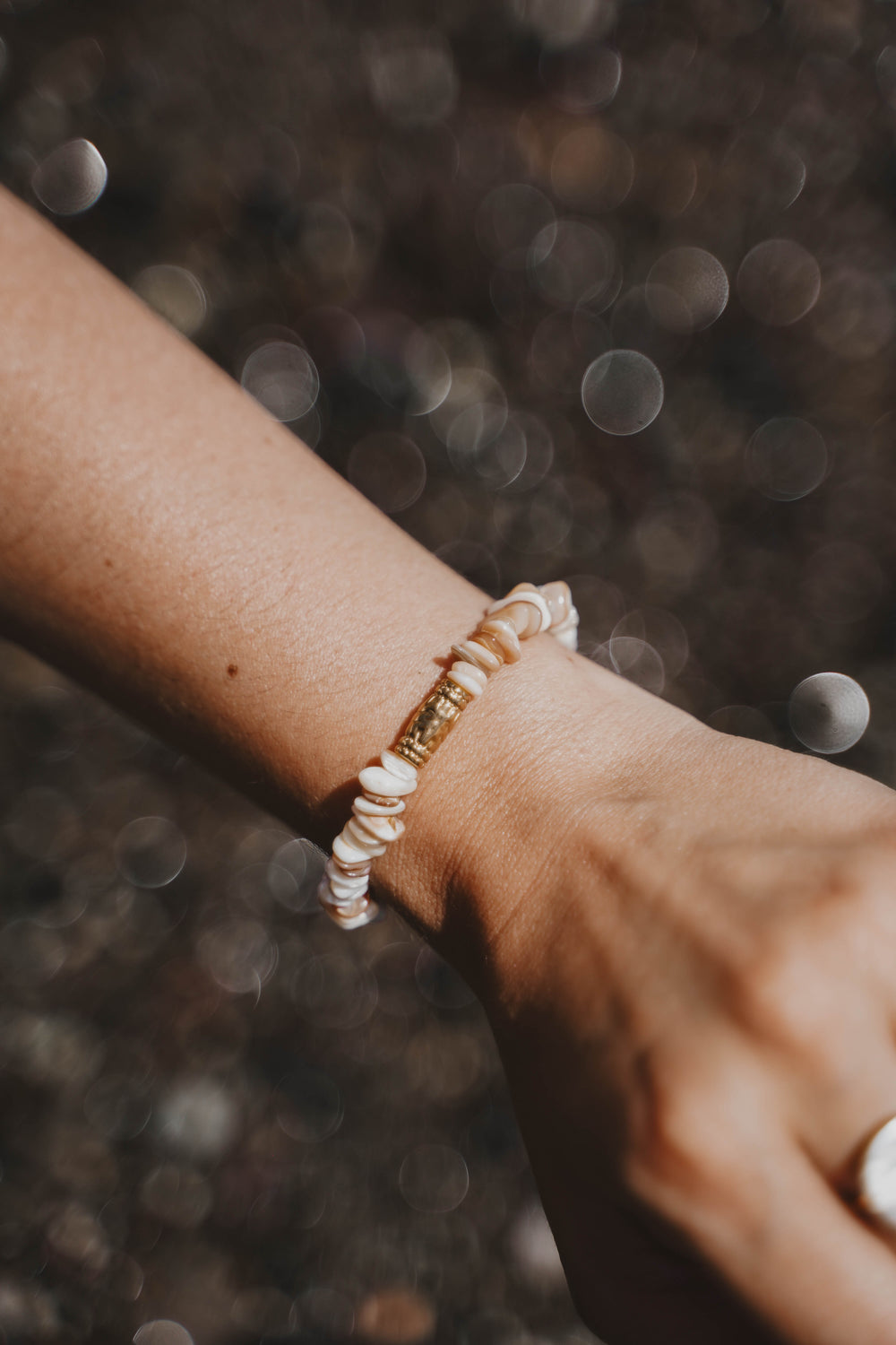 Tacoma | Bracelet en acier inoxydable et pierres naturelles | Coquillage | Doré