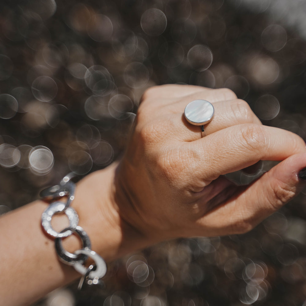 
                      
                        Naples | Bague en acier inoxydable et pierres naturelles | Nacre | Argenté
                      
                    