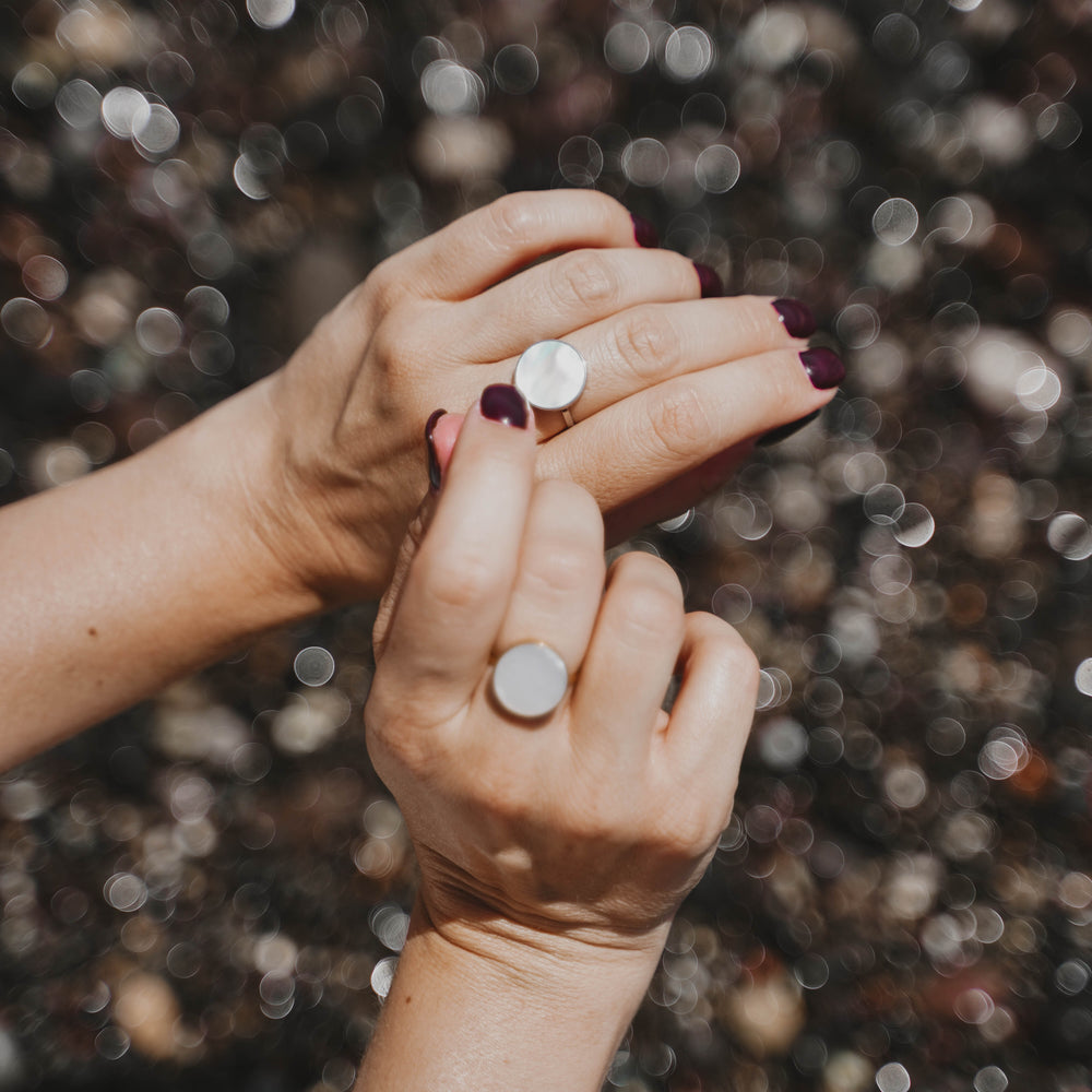 
                      
                        Naples | Bague en acier inoxydable et pierres naturelles | Nacre | Doré
                      
                    