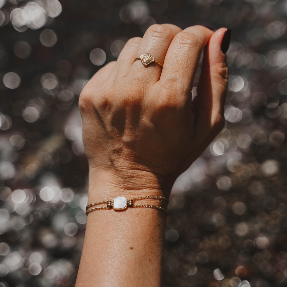 
                      
                        Izmir | Bracelet en acier inoxydable et pierres naturelles | Nacre | Doré
                      
                    