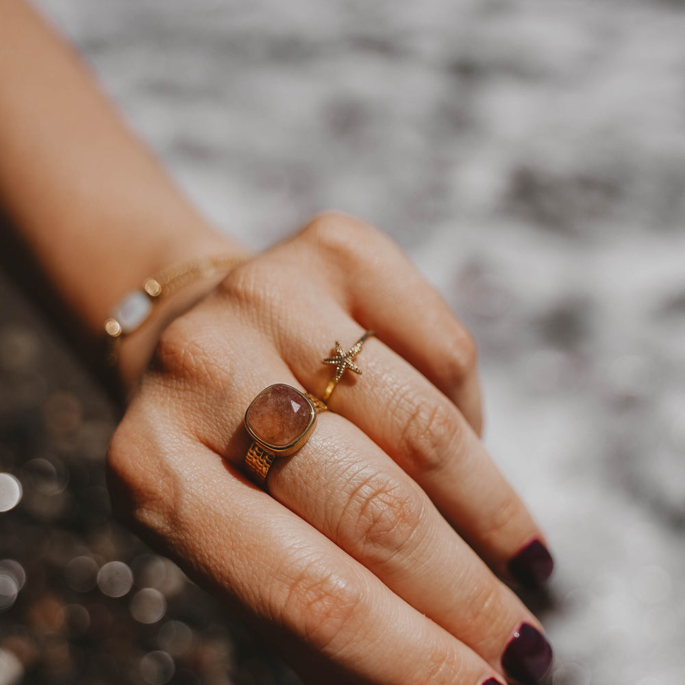 
                      
                        La Paz | Bague en acier inoxydable et pierres naturelles | Quartz Rose | Doré
                      
                    