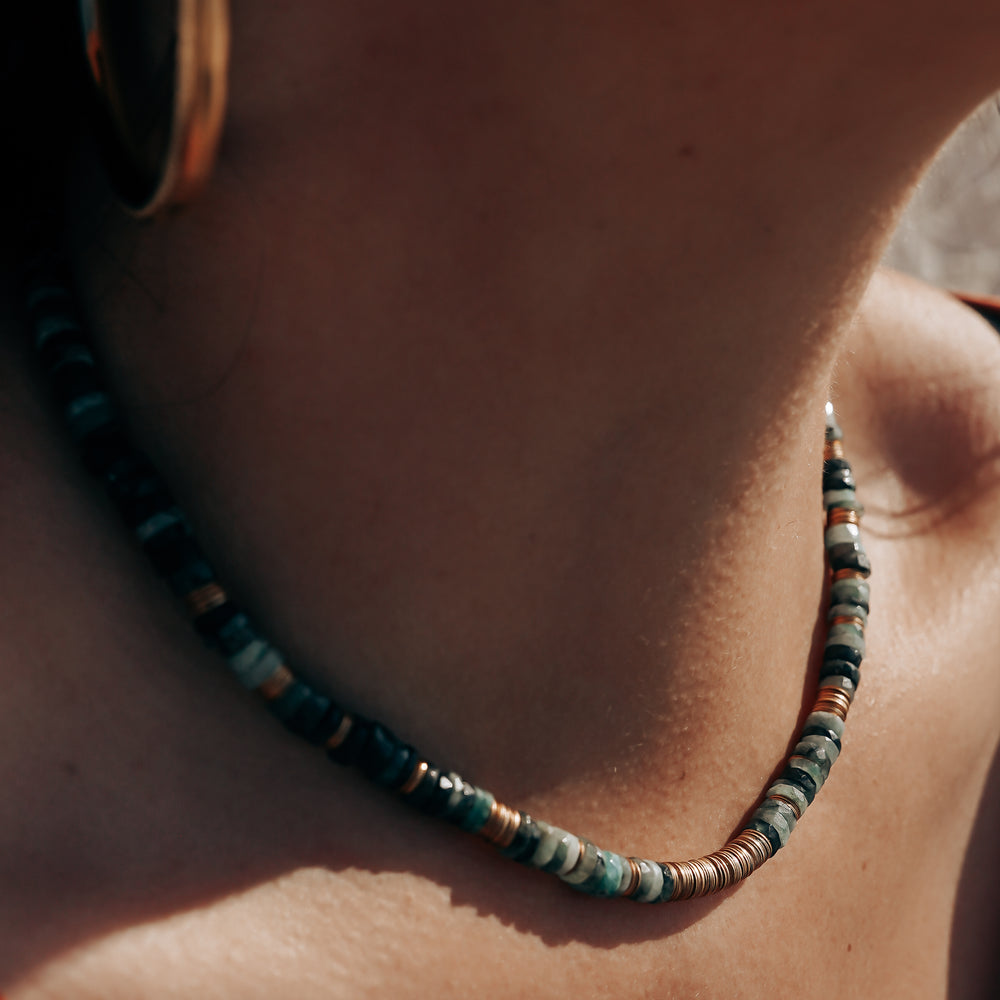 
                      
                        Barbade | Collier en acier inoxydable et pierres naturelles | Emeraude | Doré
                      
                    